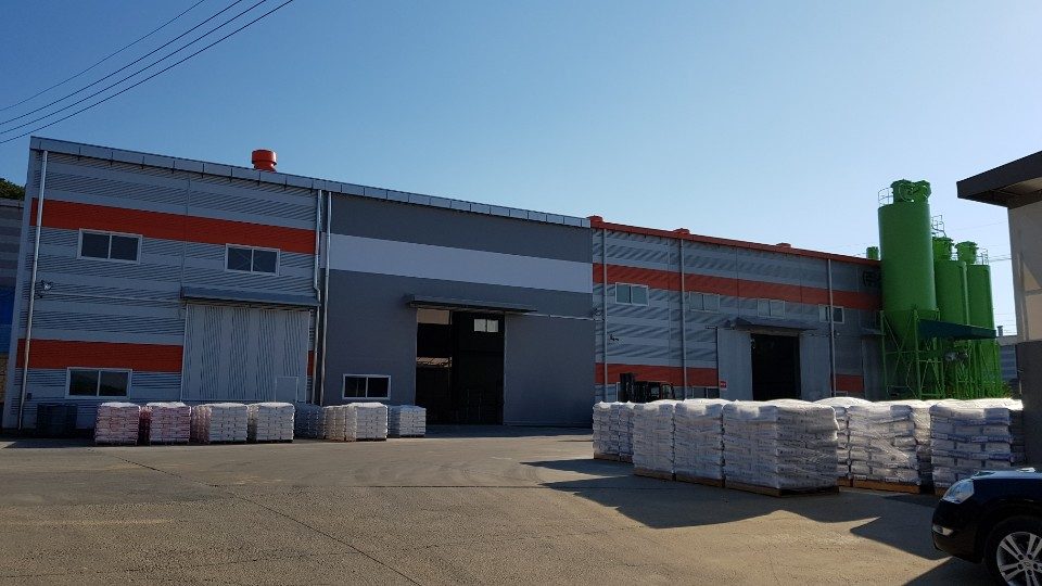 Batching silos and palletized stock at the ITOS plant